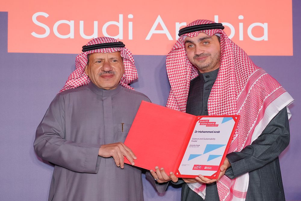 Image of Dr Mohammed Arab receiving his award