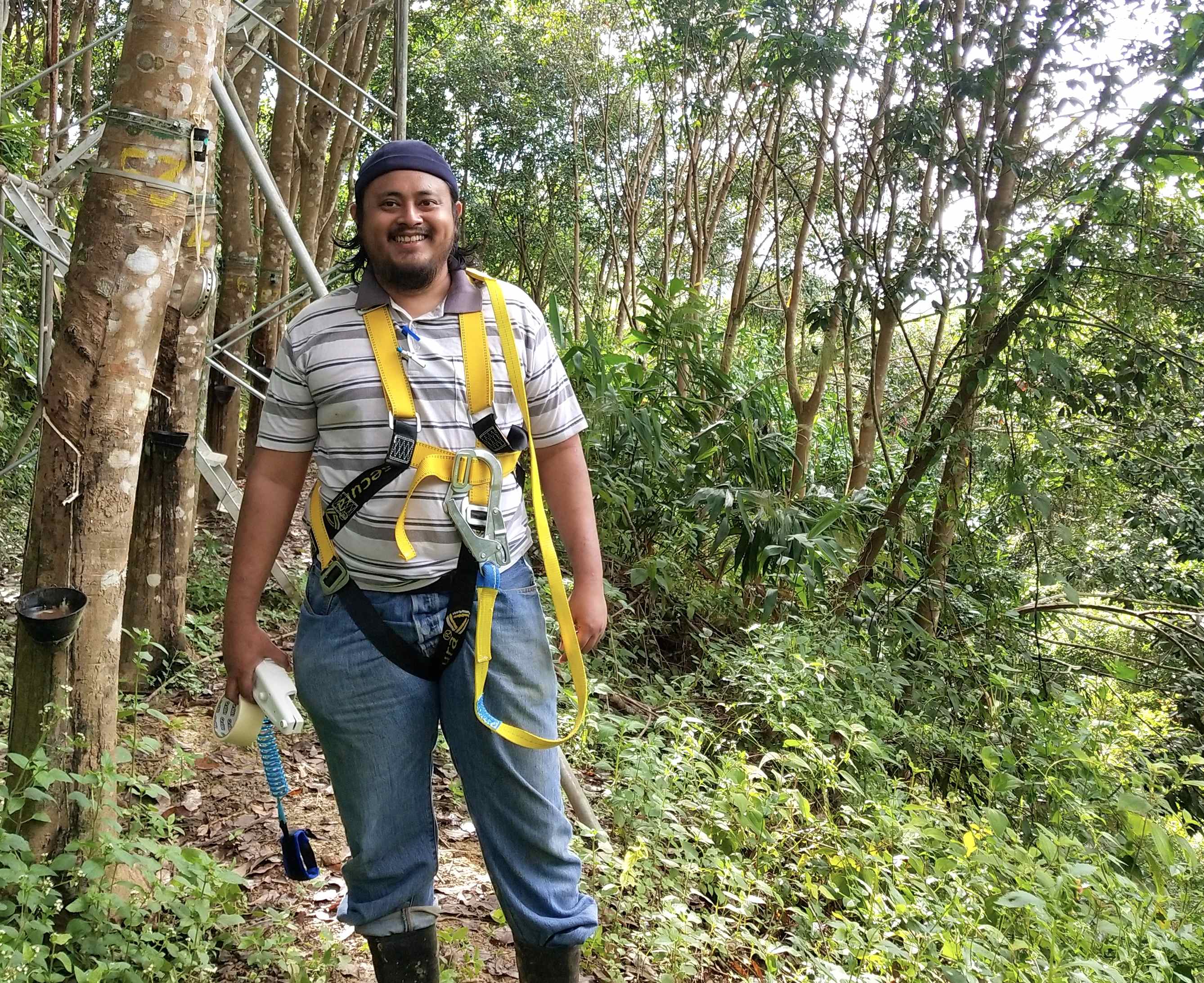 Student Mohd Hafiz Bin Mohd Hazir working in the rain forest